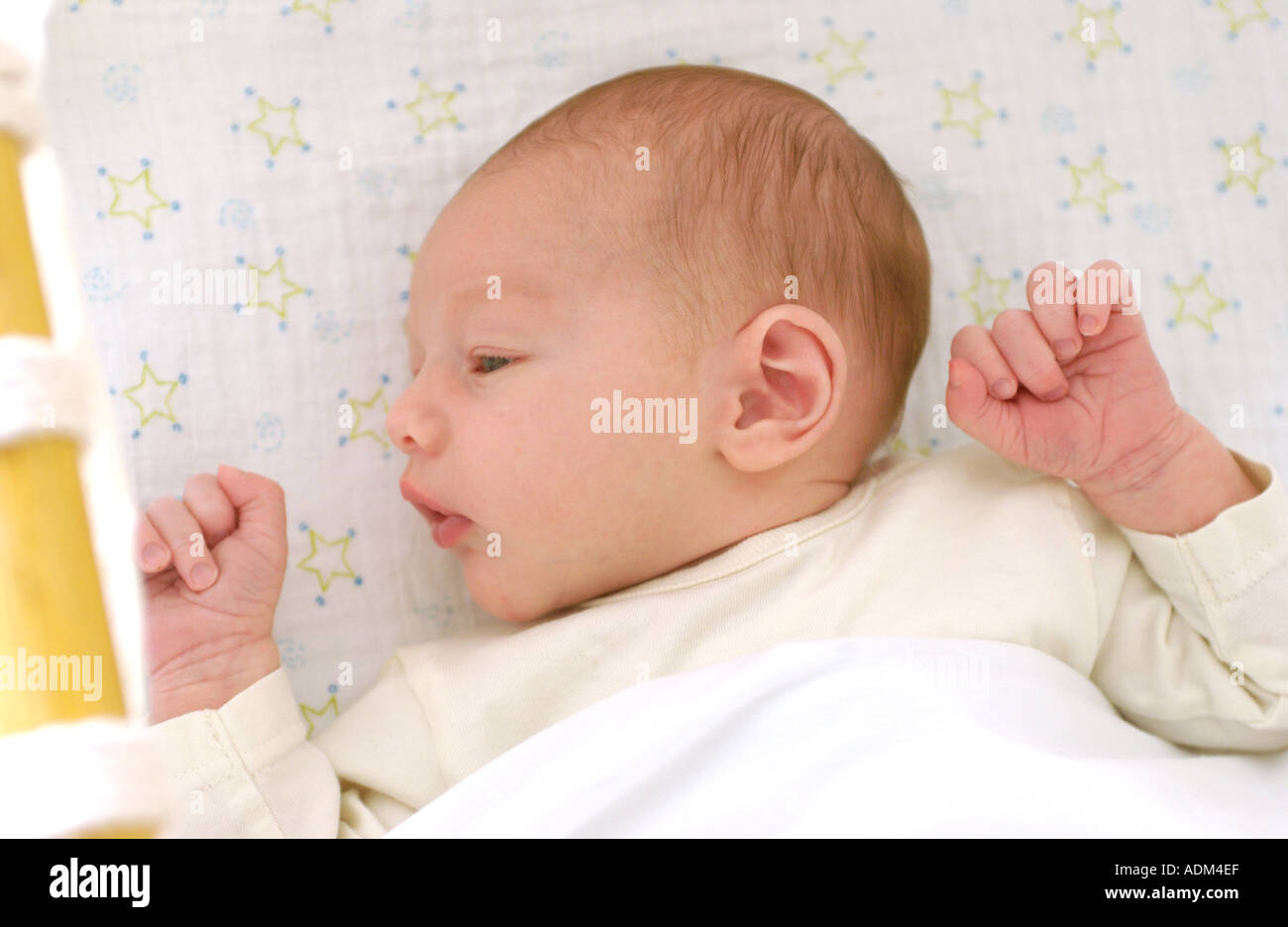 Neugeborenes Baby wach im Bett Stockfoto