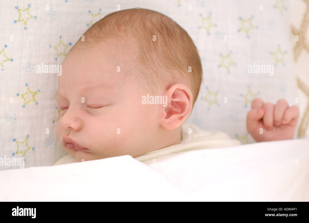 Neugeborenes Baby schläft in seinem Bett zu Hause Stockfoto