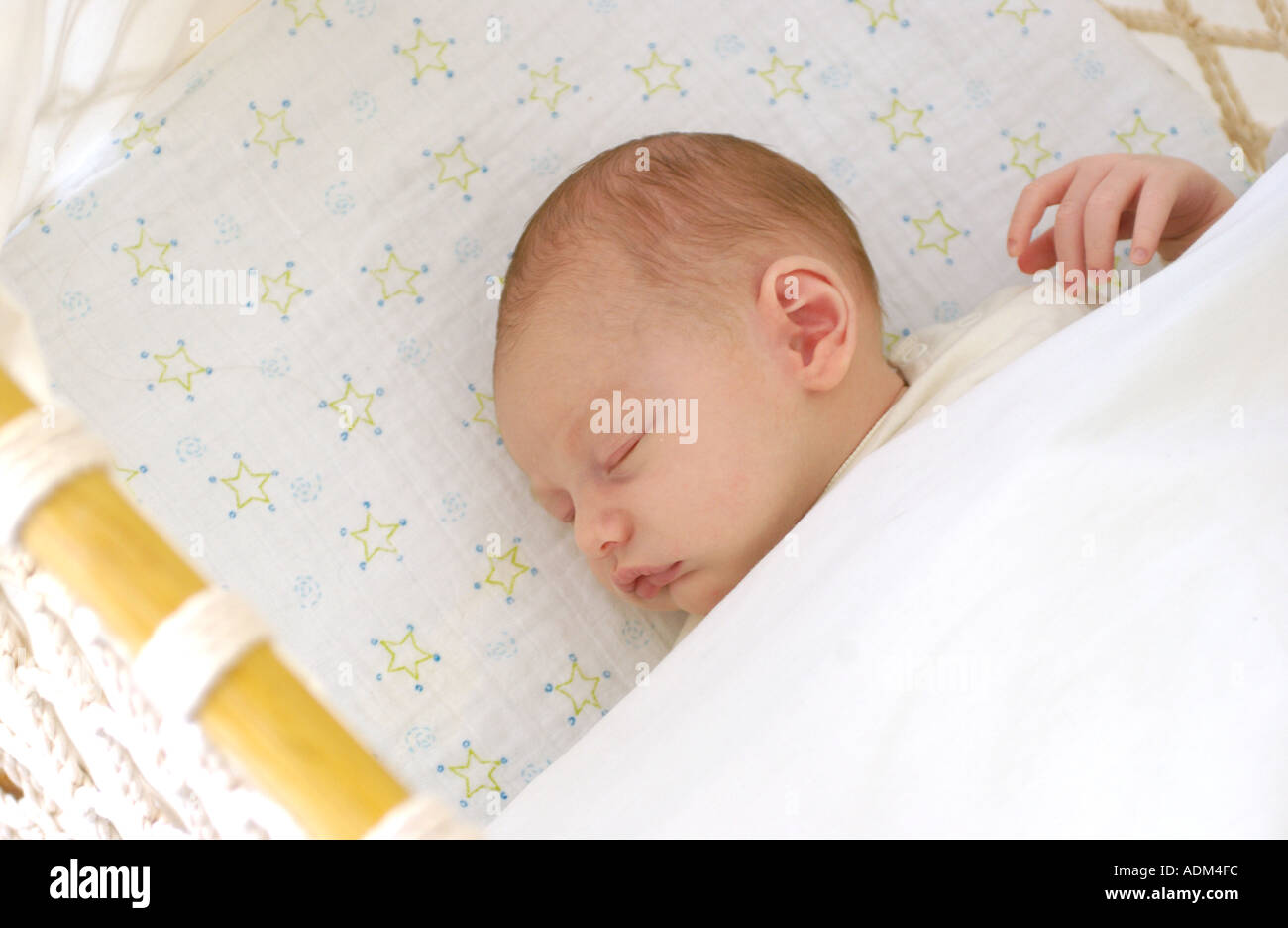 Neugeborenes Baby schläft in seinem Bett zu Hause Stockfoto