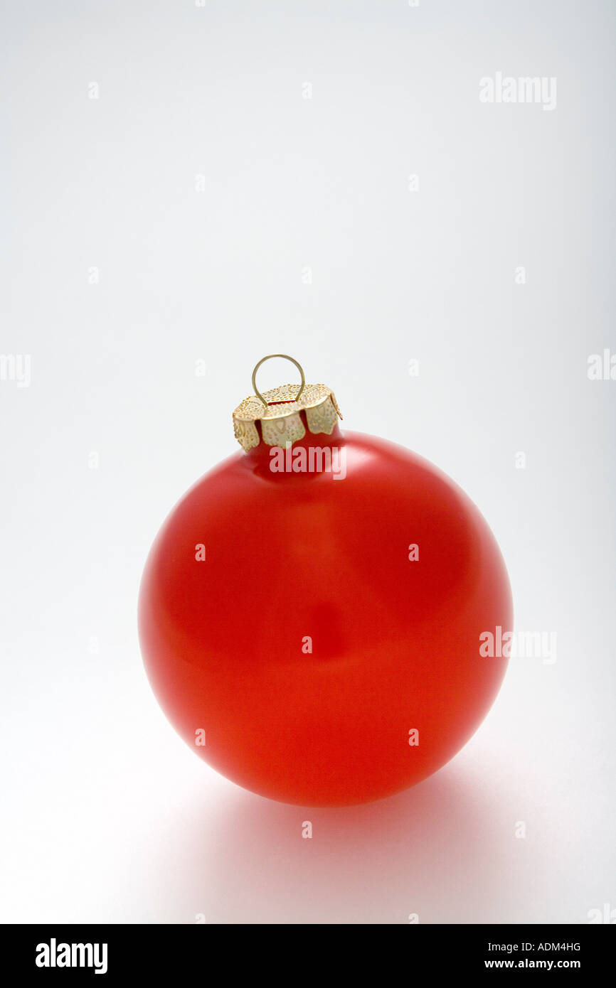 Eine rote Weihnachtskugel auf weißem Hintergrund Studioportrait Stockfoto