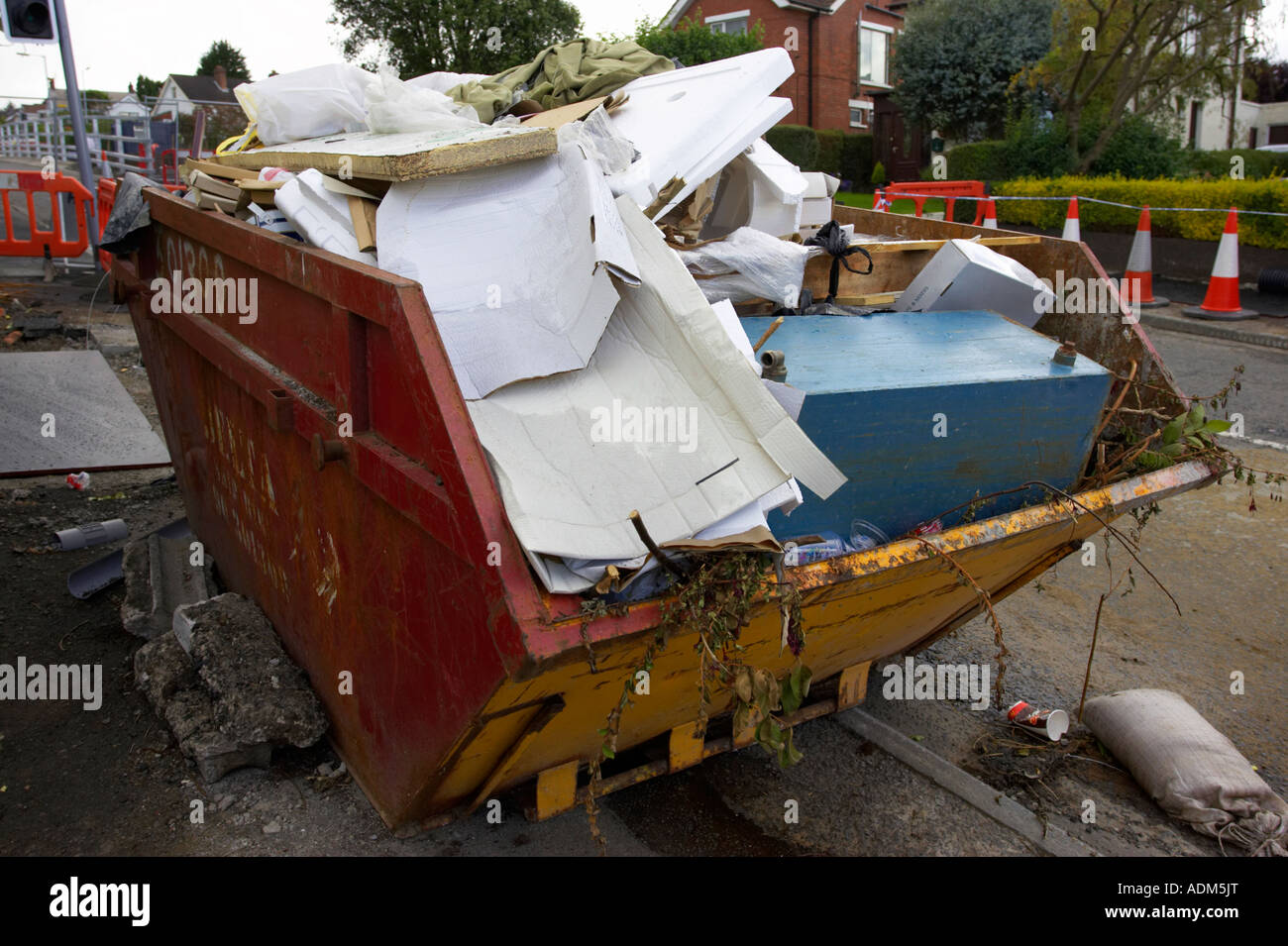 Bauherren überspringen voller Hausmüll und Abfälle durch Hauptverbesserungen am Straßenrand sitzen Herzinfarkt Stockfoto