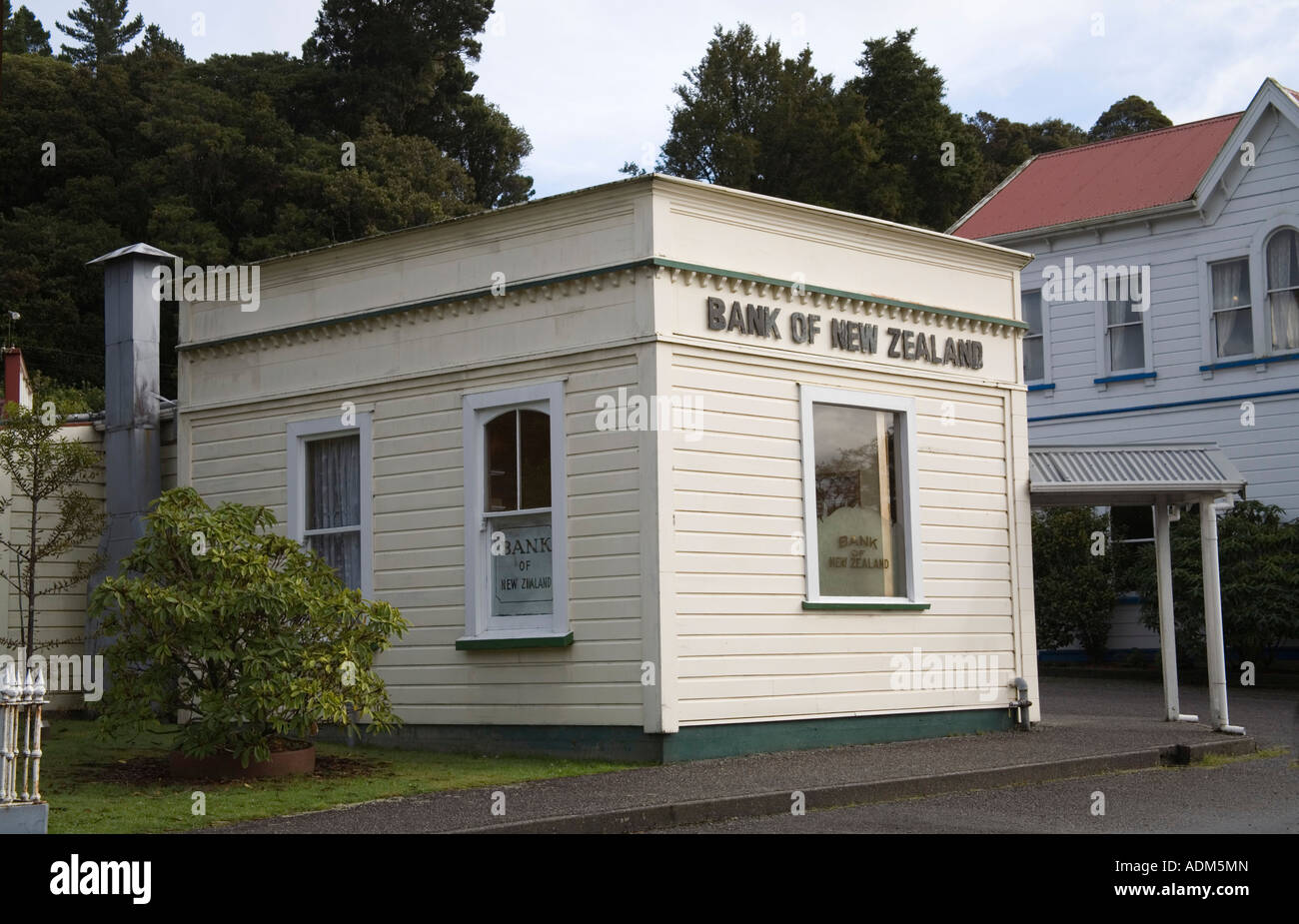 GREYMOUTH CENTRAL SOUTH ISLAND Neuseeland kann The Bank of New Zealand eine erhaltene Gebäude in Vorstadt eine Replikat-Stadt Stockfoto