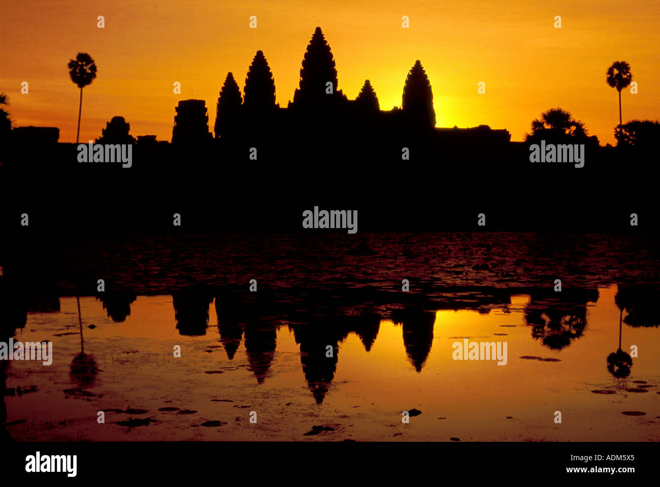 Die Tempelanlage von Angkor Wat bei Sonnenaufgang, Siem Reap, Kambodscha. UNESCO-Weltkulturerbe. Stockfoto