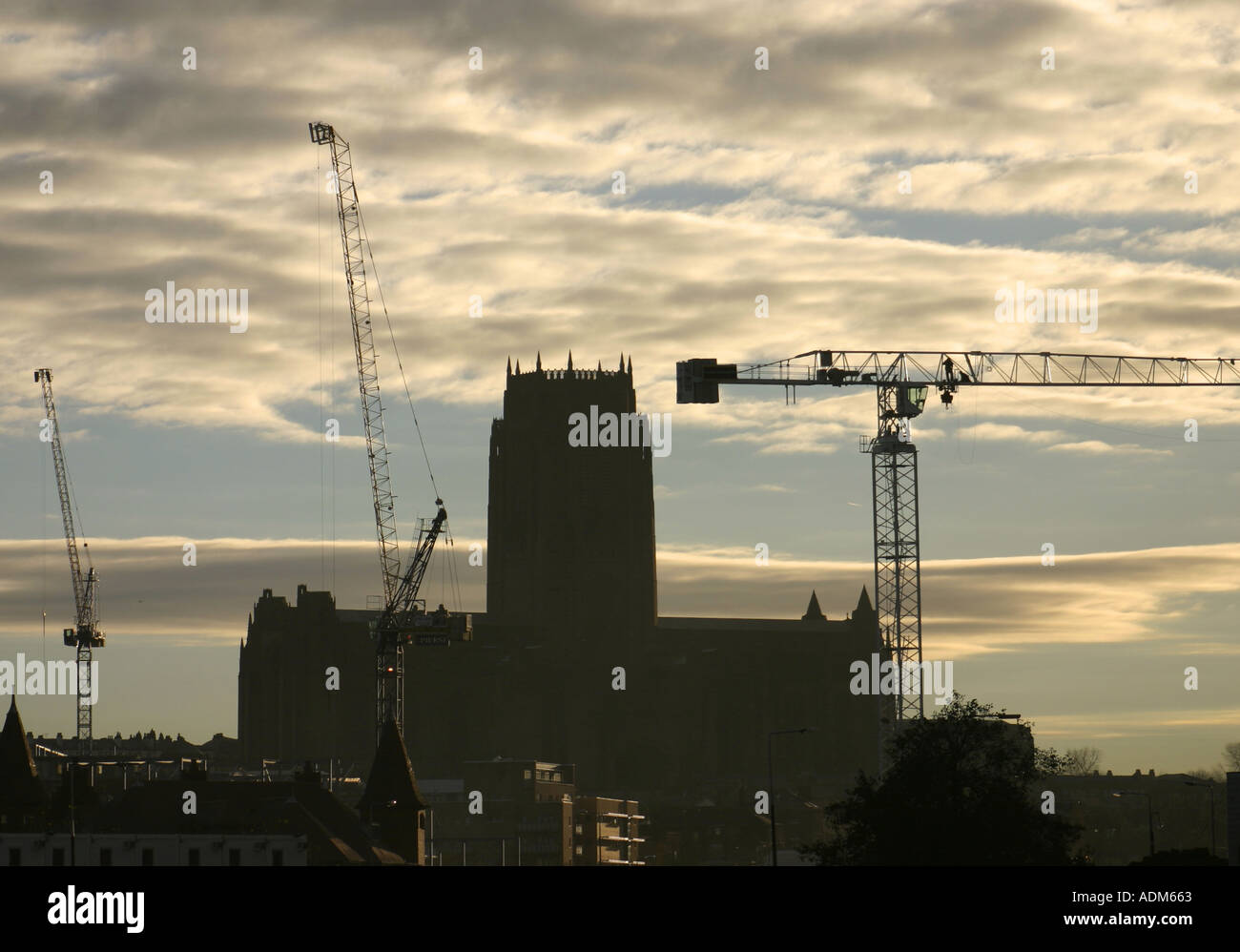 Anglikanische Kathedrale in der Dämmerung mit Nachweis von Rummenigge Regeneration um Merseyside UK Stockfoto