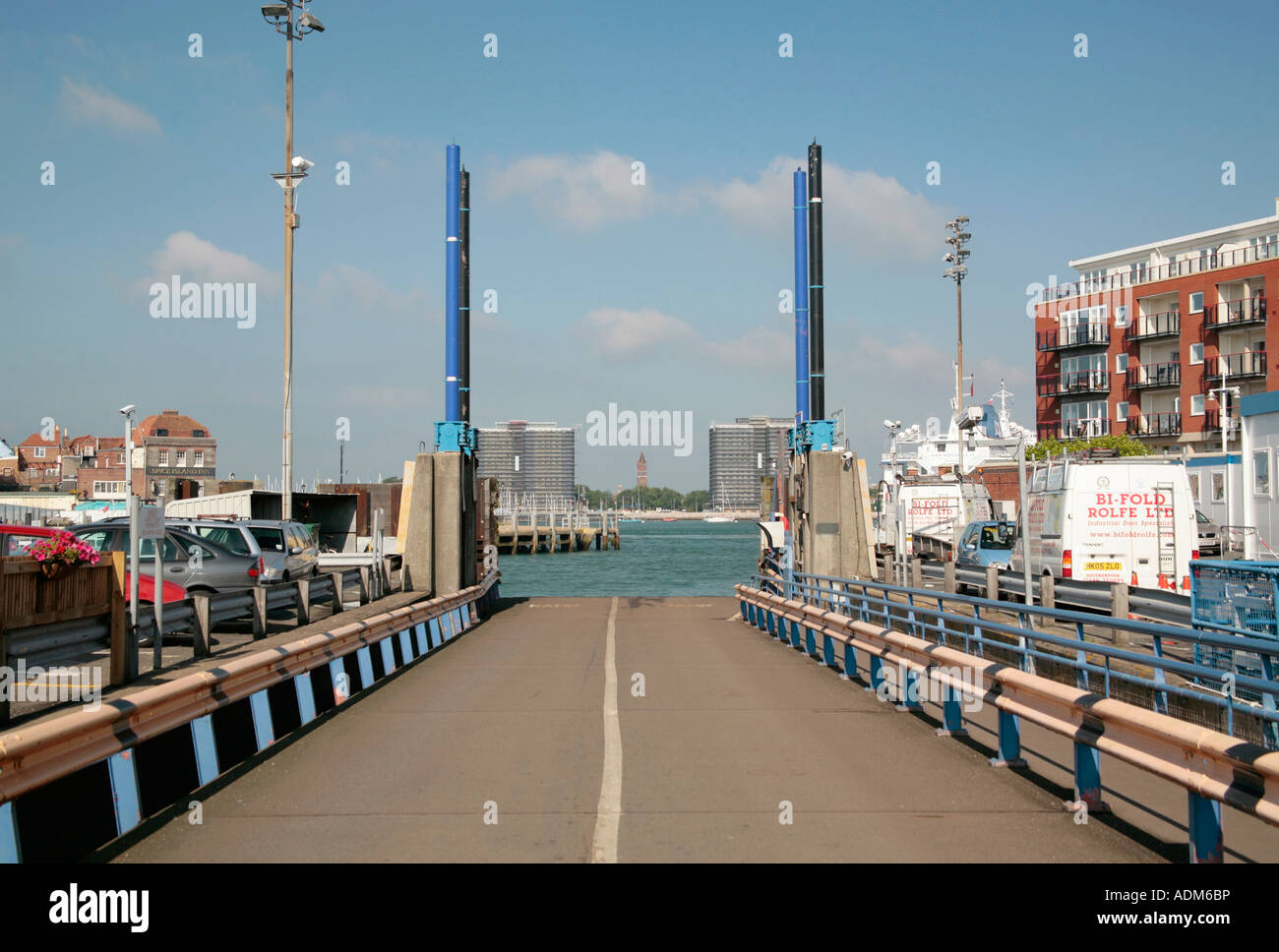 Isle Of Wight Autofähre nahenden Docks im Hafen von Portsmouth, Hampshire, UK Stockfoto