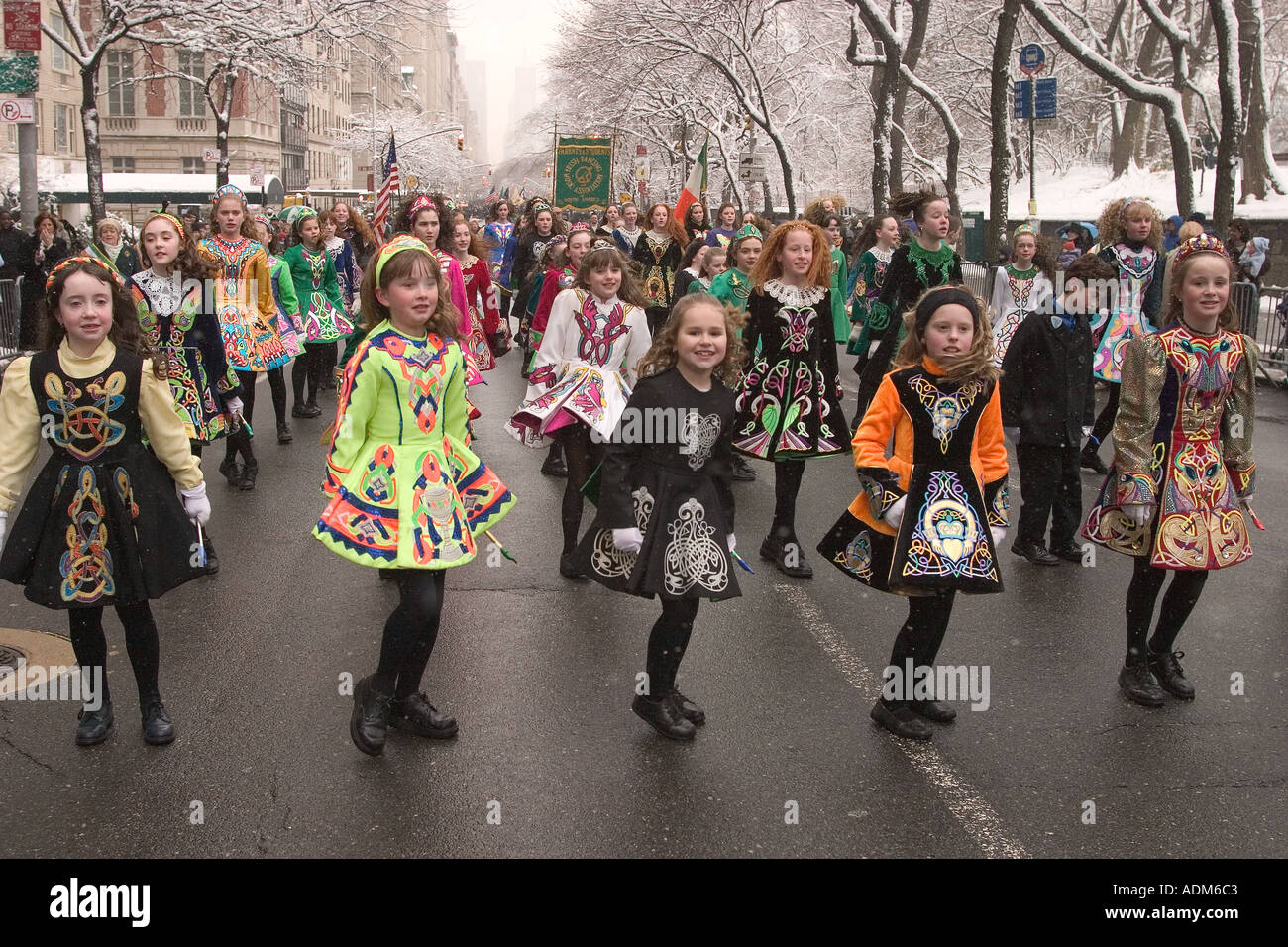 Durchführung der Irish Dancing und Music Association of North America in der St. Patricks Day Parade auf der Fifth Avenue in New York Stockfoto