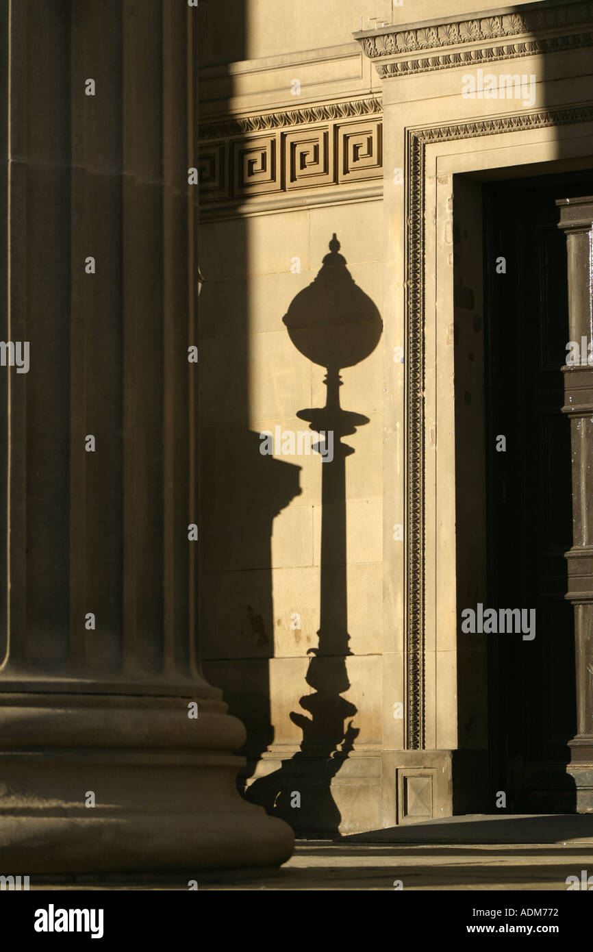 Spalte Lampe und Tür am St. Georges Hall Liverpool UK Stockfoto