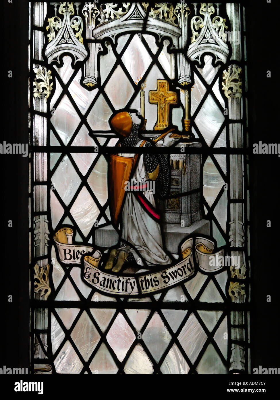 Salisbury Wiltshire England Kirche des Hl. Thomas Becket König Richard betet am Altar segnen sein Schwert Glasmalerei Stockfoto