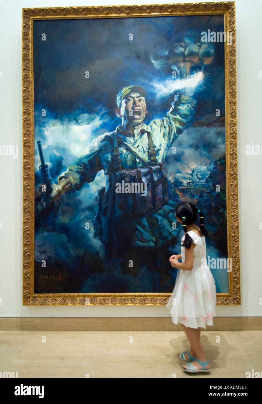Porträt von PLA Soldat im National Art Museum of China in Peking Stockfoto
