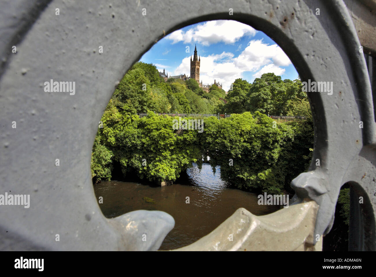 Universität Glasgow gesehen, obwohl eine Lücke im Kelvingrove Brücke über den Fluss Kelvin in Glasgow, Schottland Stockfoto