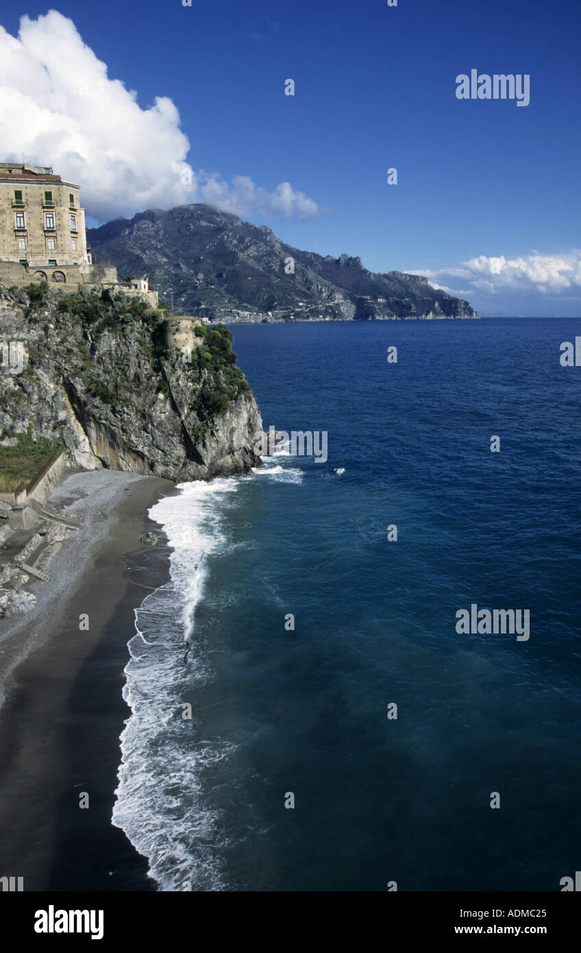 Amalfiküste, Italien - Atrani Dorf und Strand am Tyrrhenischen Meer Stockfoto