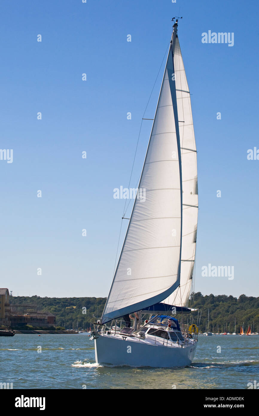 Eine große teure Yacht Segeln auf dem Fluss Medway Kent UK 2007 Stockfoto