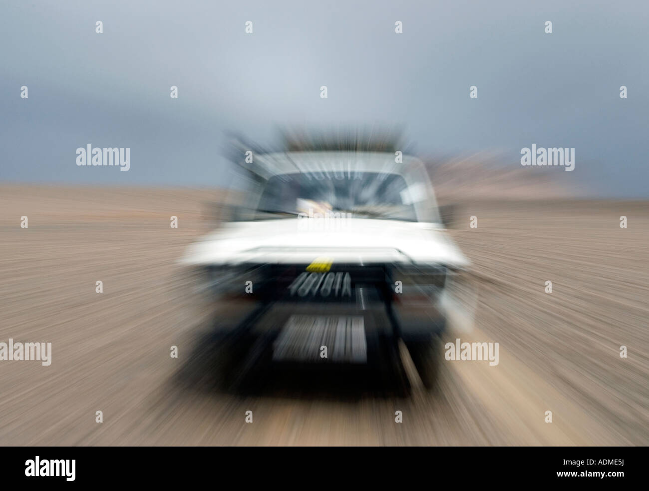 Ein 4 x 4 lodernden eine Spur auf einer Hochebene schlicht im Ahaggar-Hoggar. Stockfoto