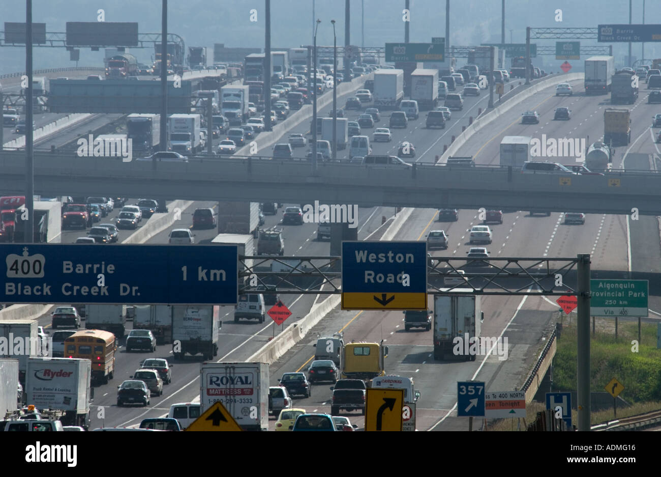 Verkehr-Smog-Umweltverschmutzung-Autobahn Stockfoto