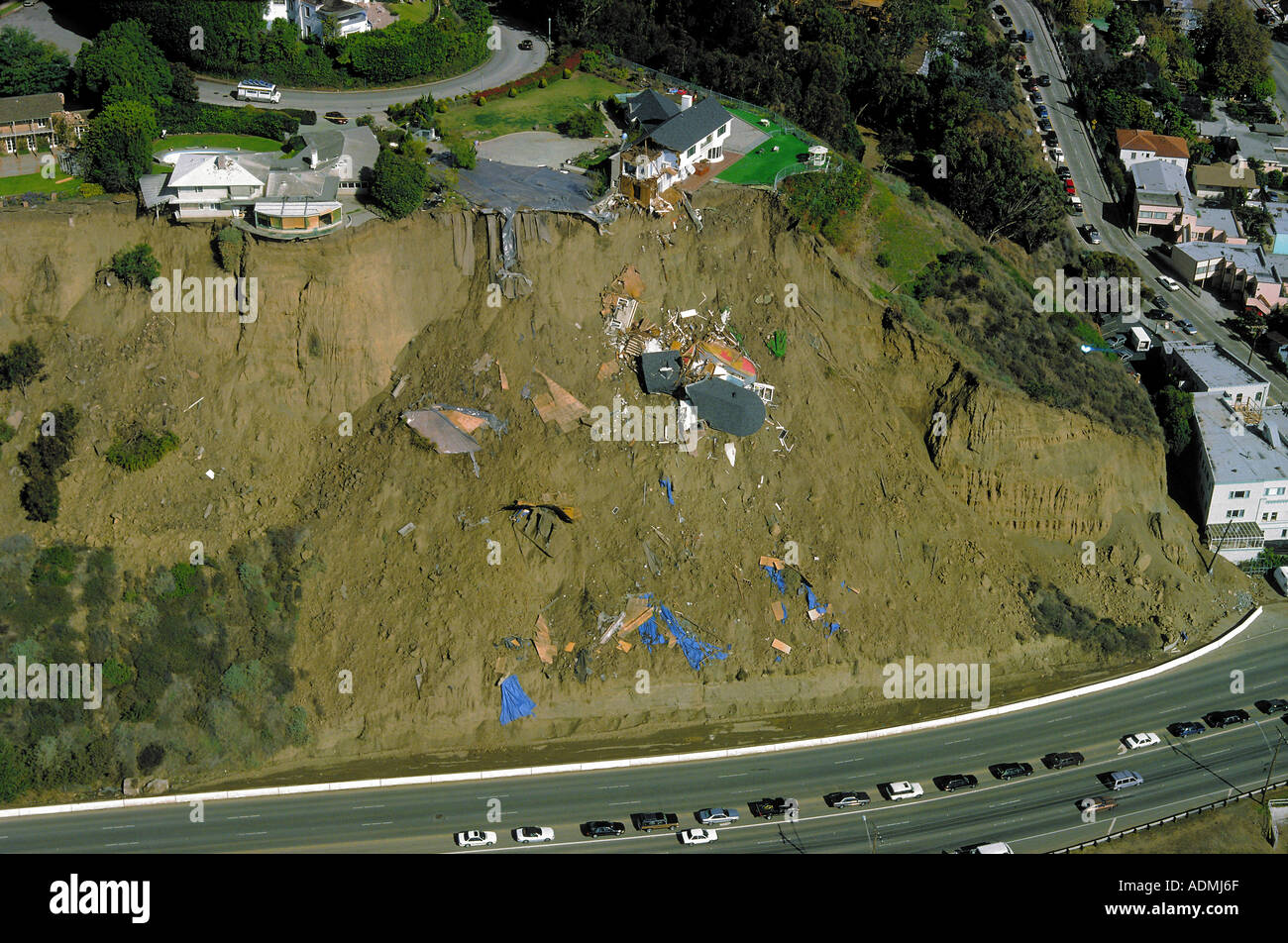 Teile nach Hause rutschen nach unten Bluffs in Pacific Palisades, Kalifornien nach einem Erdbeben zu viele Stockfoto