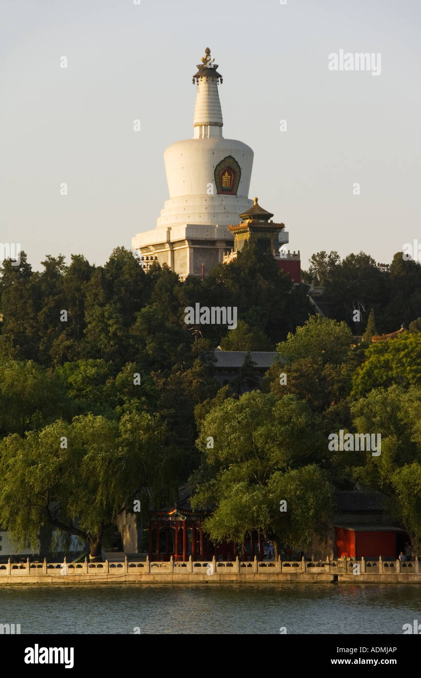 Baitai Weiße Dagoba 1651 auf Jade Inselchen in Beihai Park Peking China Stockfoto