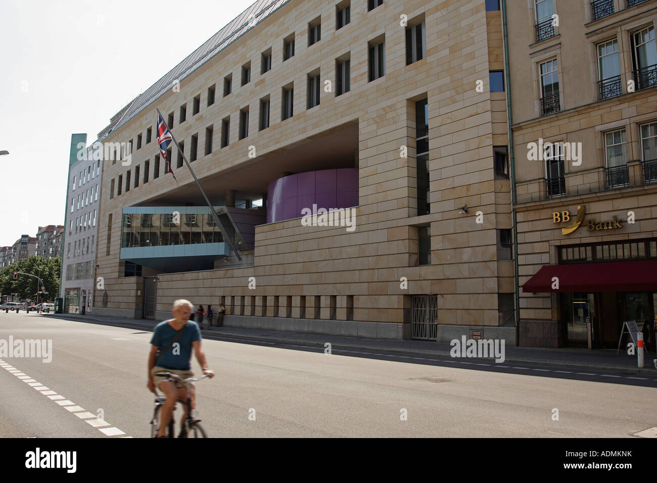 Britische Botschaft in Berlin, verschwommene Radfahrer im Vordergrund - Wilhelmstraße, Berlin, Deutschland Stockfoto