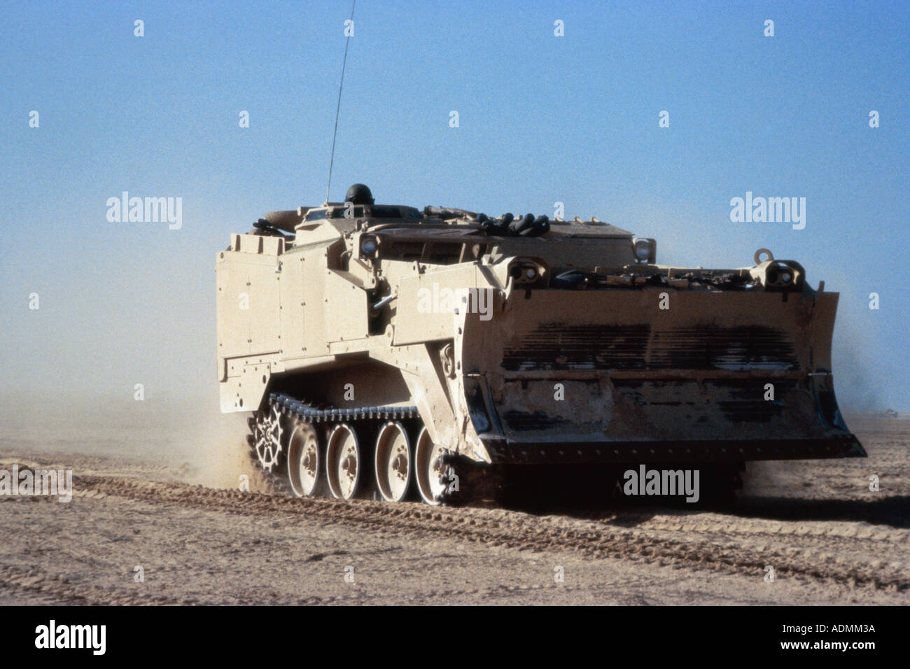 Militärische Landfahrzeug in der Wüste Stockfoto