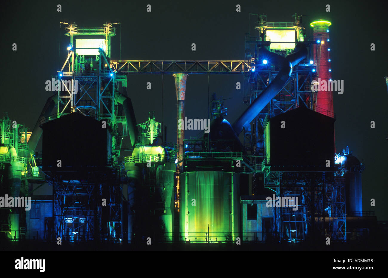 ehemalige Stahlbau Duisburg Meiderich, Blitz bei Nacht, leichte Installation von Jonathan Park im Landschaftspark Duisburg Nord, Stockfoto