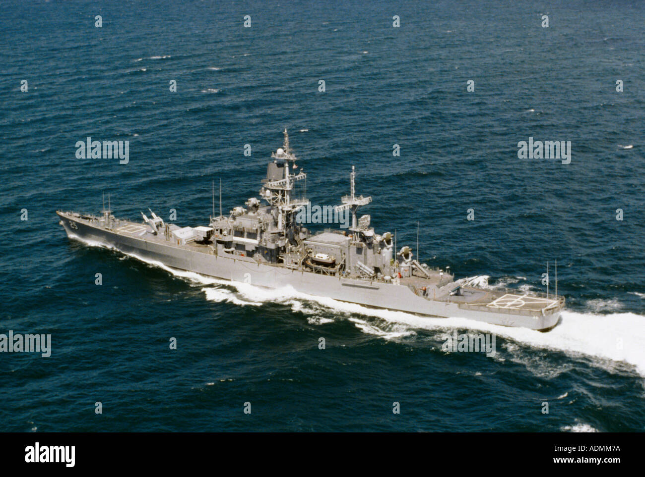 Luftbild von der USS Bainbridge nuklearen Guided Missile Cruiser im Meer Stockfoto