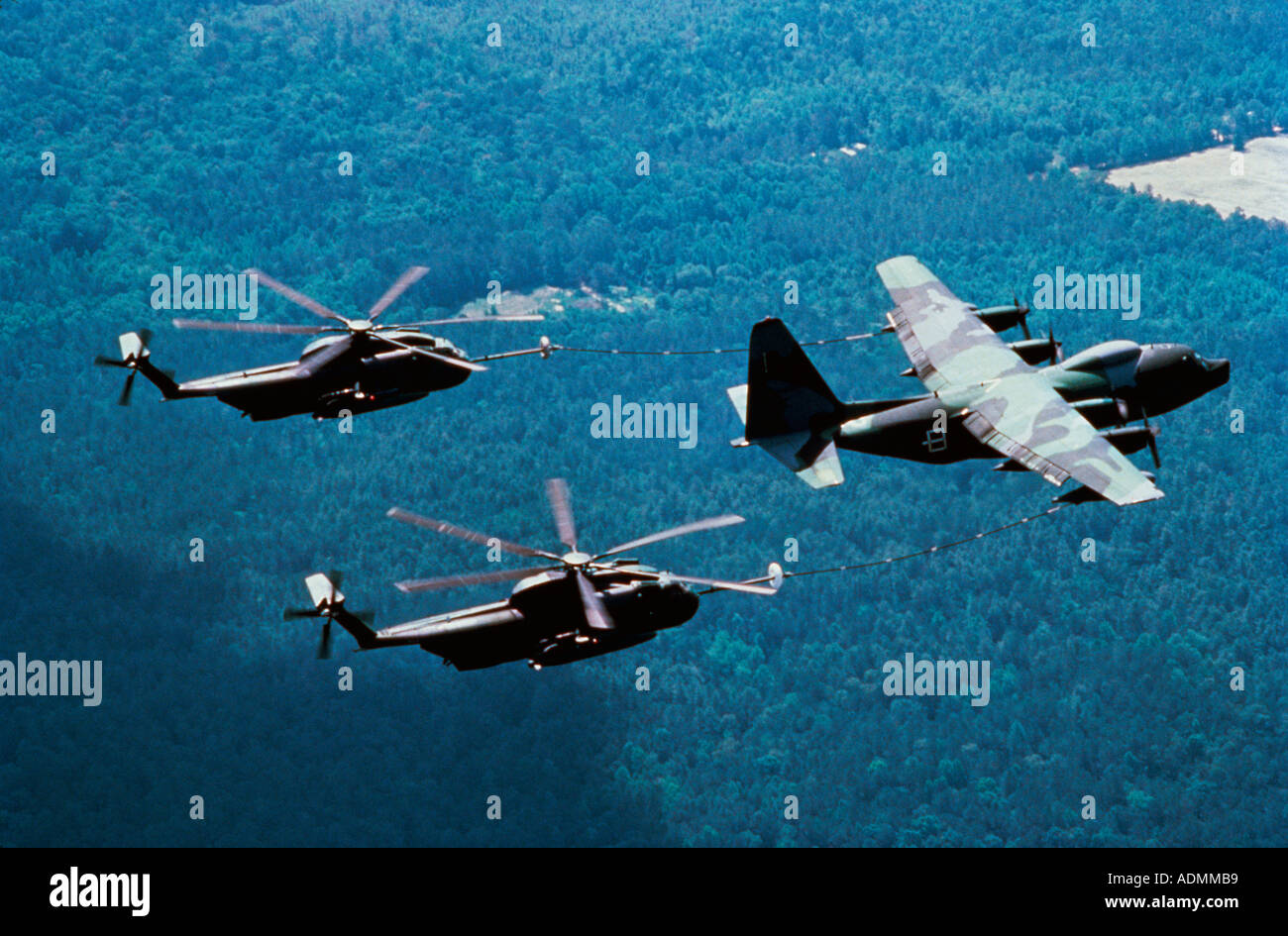Luftaufnahme von einer KC-130 Flugzeuge betanken zwei CH-53 Hubschrauber Stockfoto