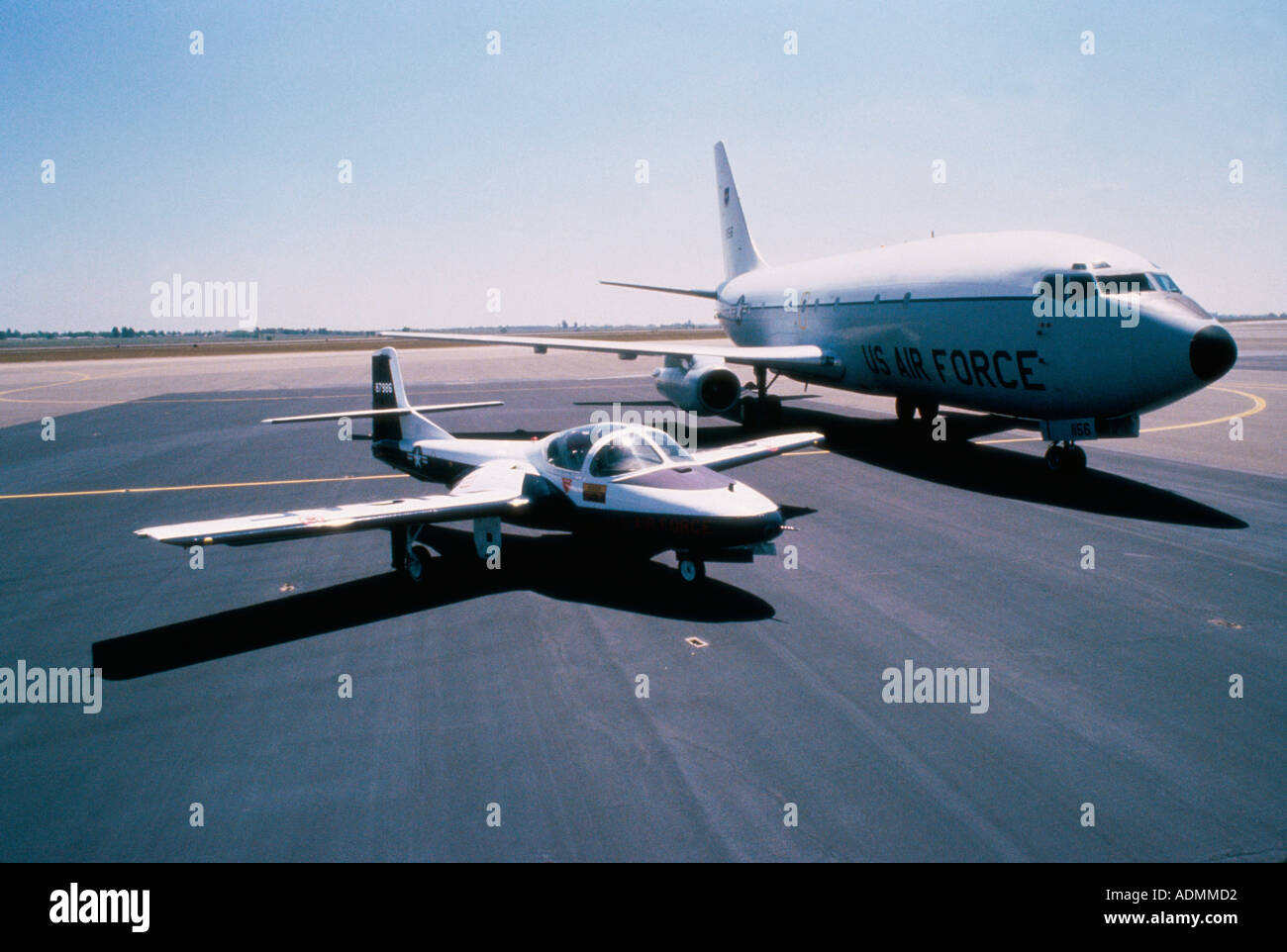 C-20A Flugzeug auf einer Rollbahn mit einer t-38 Talon Stockfoto