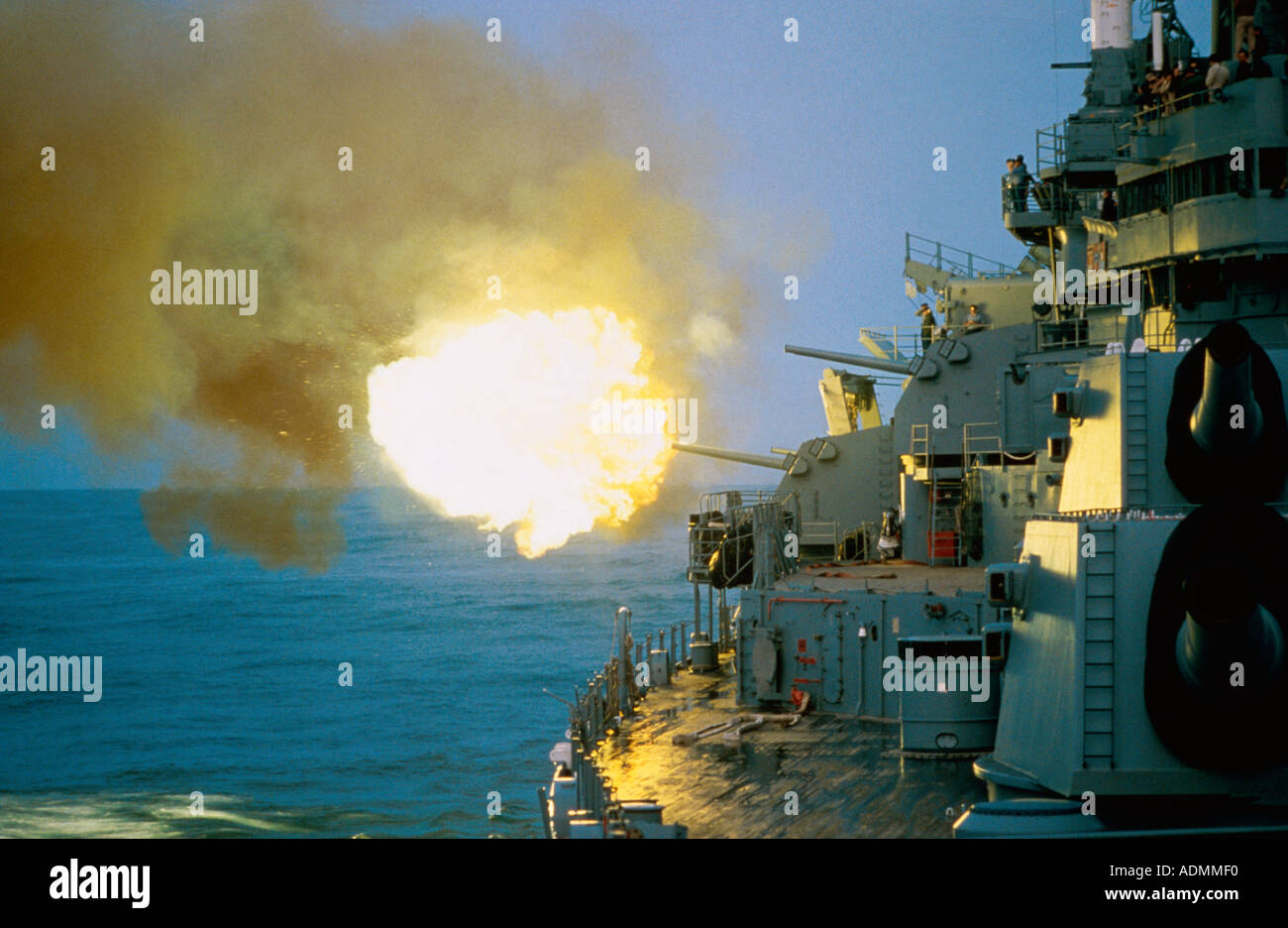 Kanonen feuern aus der USS Iowa Stockfoto