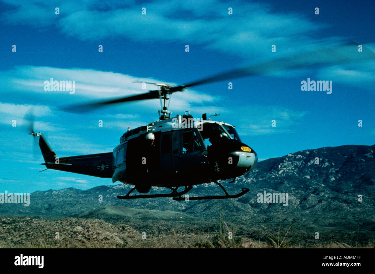 Niedrigen Winkel Blick auf einem UH-1 Iroquois im Flug Stockfoto