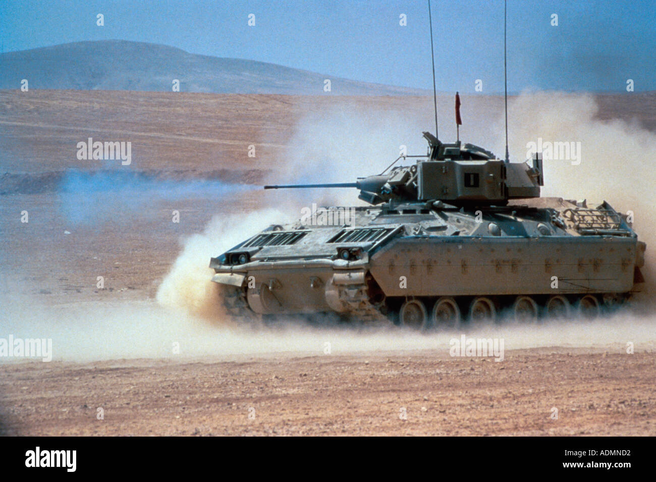 M-2 Bradley Infantry Fighting Vehicle feuert seine M-242 25 mm Kanone in der Wüste Stockfoto