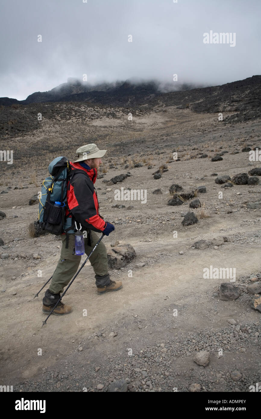 Afrika-Tansania Kilimanjaro National Park Herr Klettern Partei durch vulkanische Felsen entlang wandern Stockfoto