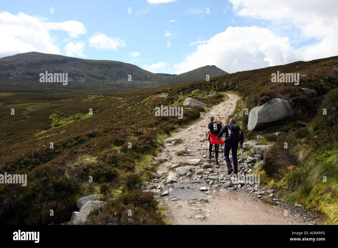 Zwei Wanderer auf dem Weg zum Gipfel des Lochnagar in der Nähe von Ballater auf Balmoral Estate, Royal Deeside, Schottland, Großbritannien Stockfoto
