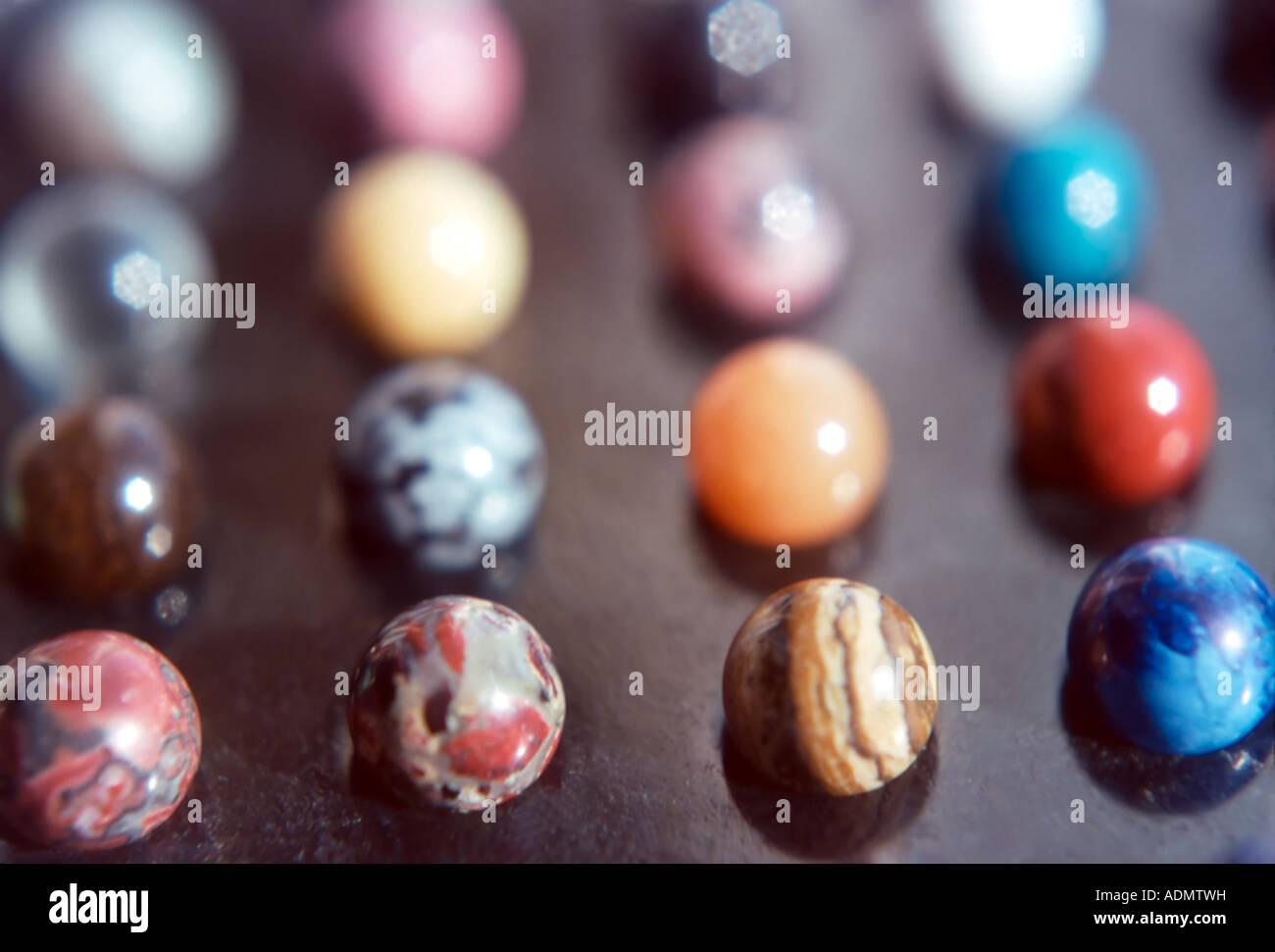 Reihen von bunten und strukturierte Onyx Halma Stücke. Stockfoto