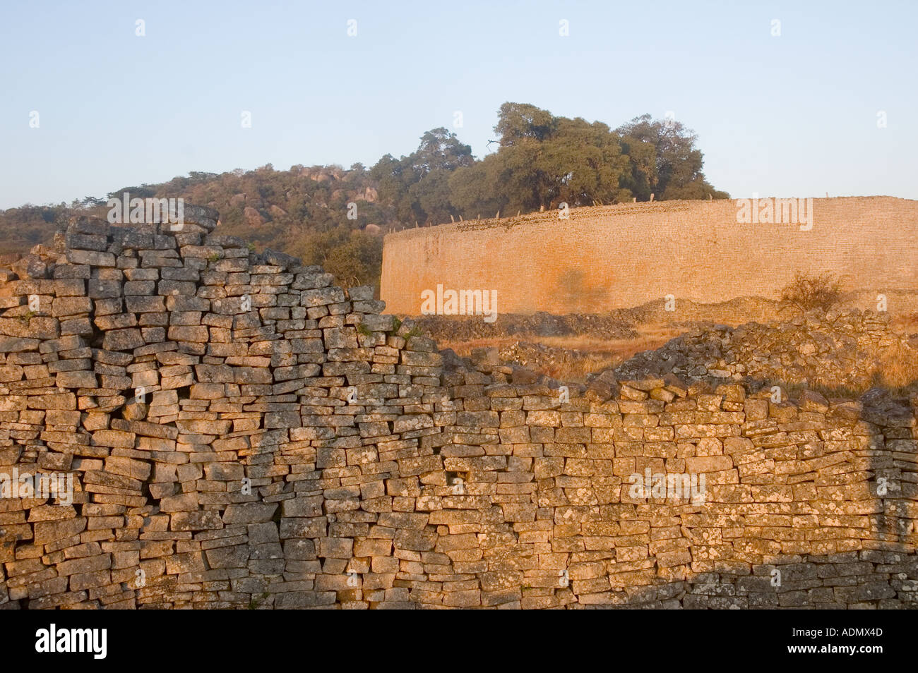 Ruinen von Great Zimbabwe in das warme Licht der aufgehenden Sonne Stockfoto