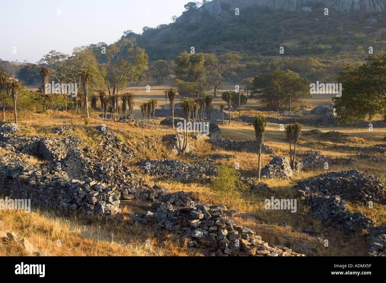 Ruinen von Great Zimbabwe in das warme Licht der aufgehenden Sonne Stockfoto