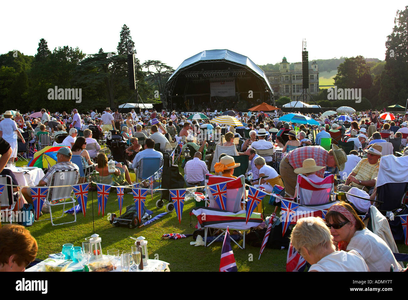 Große Schar von Menschen amüsieren sich bei Kriegsende Audley open Air-Musik-Konzert. Essex, England Stockfoto