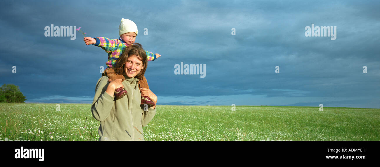 Mutter mit einem Kind auf Schultern Ausläufern der Altai Russland Stockfoto