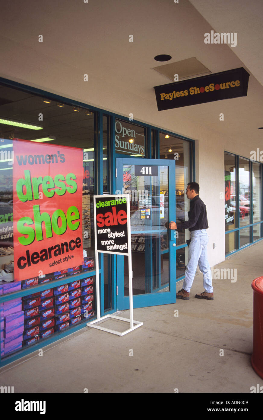 Ein Räumungsverkauf Zeichen außerhalb und auf einem Schuh-Schaufenster in Boise, Idaho Stockfoto