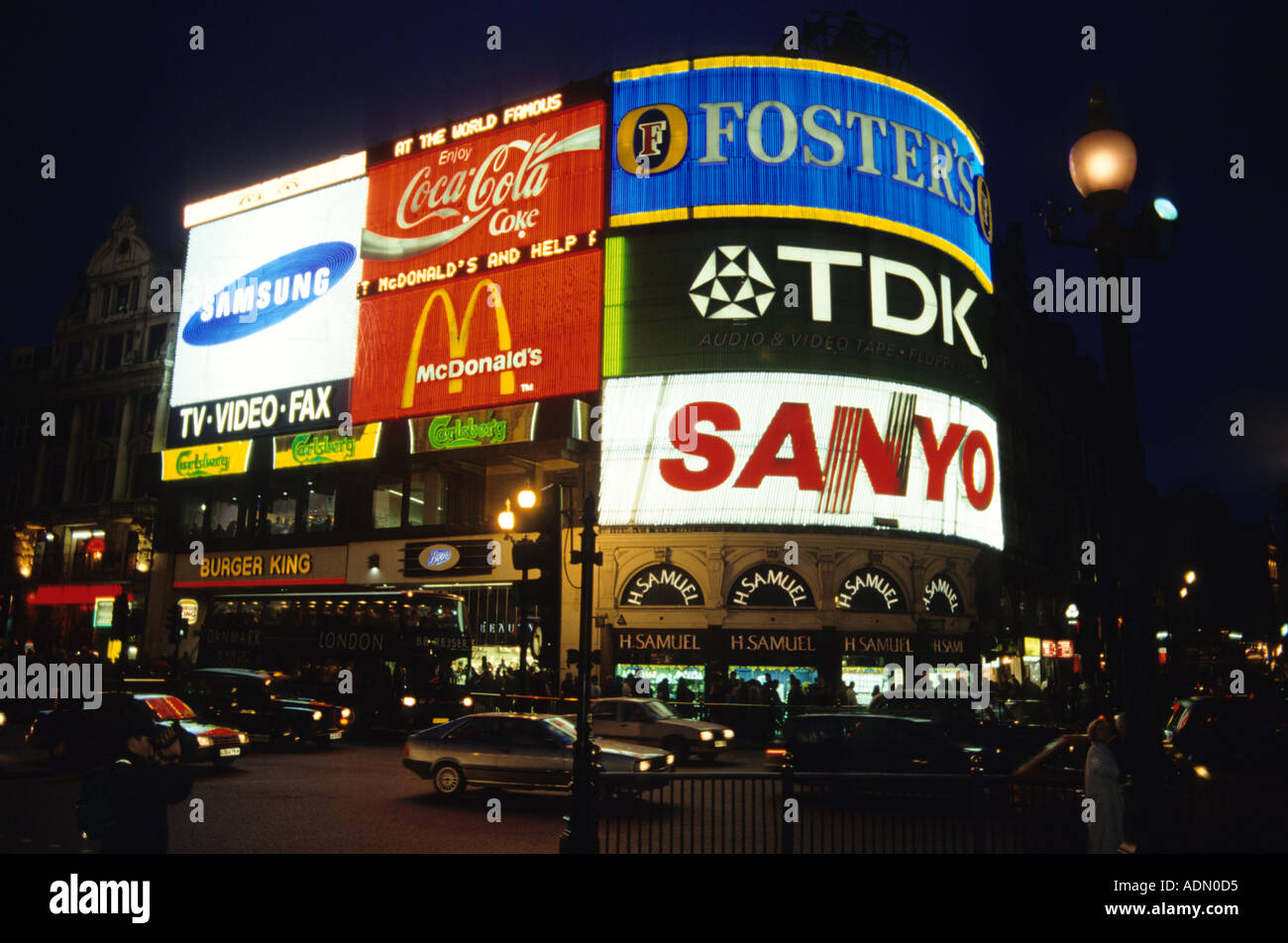 Große elektronische Zeichen an den Seiten von Gebäuden in Piccadilly Circus-London England Stockfoto