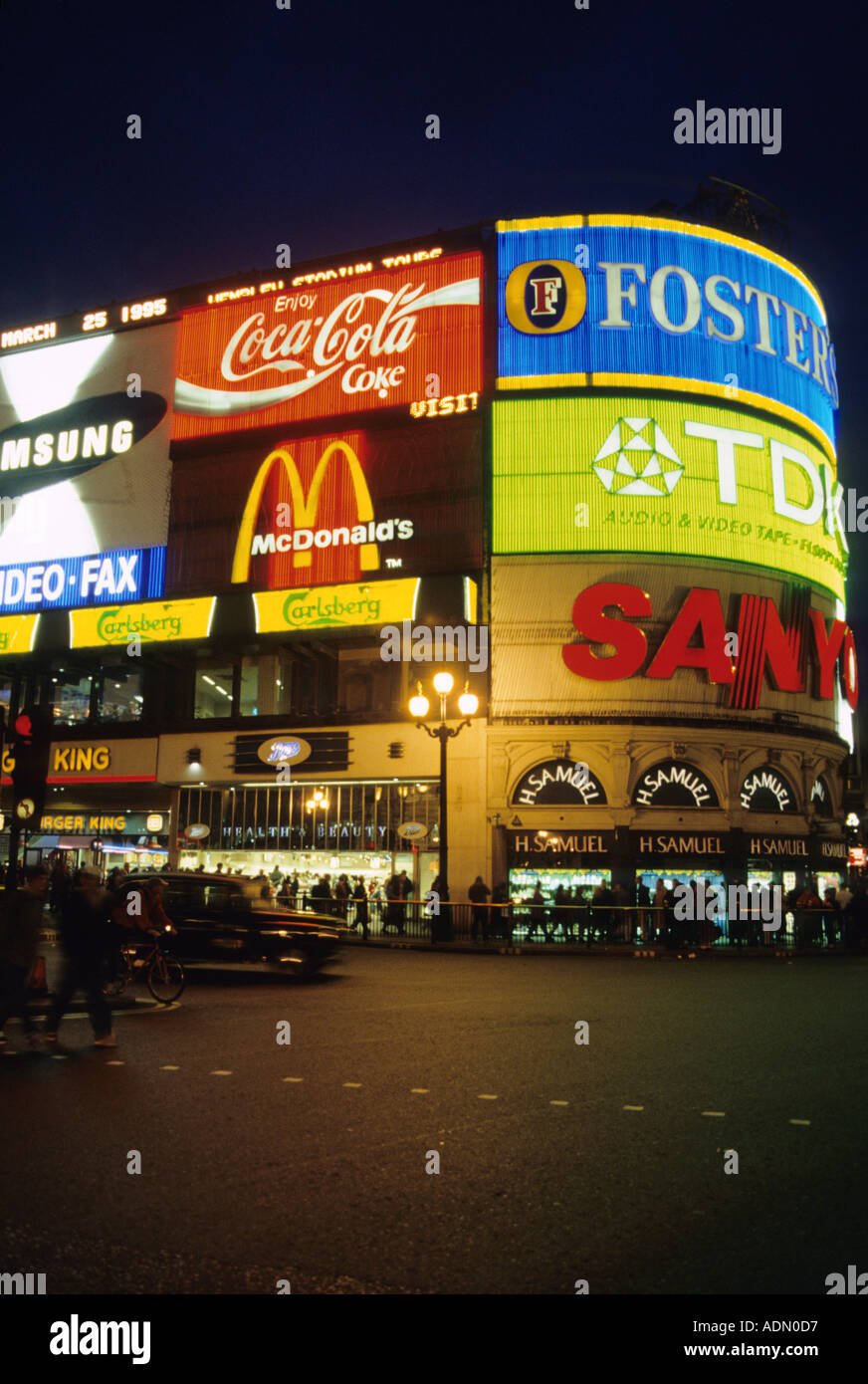 Große elektronische Schilder an Gebäuden in Piccadilly Circus-London England Stockfoto