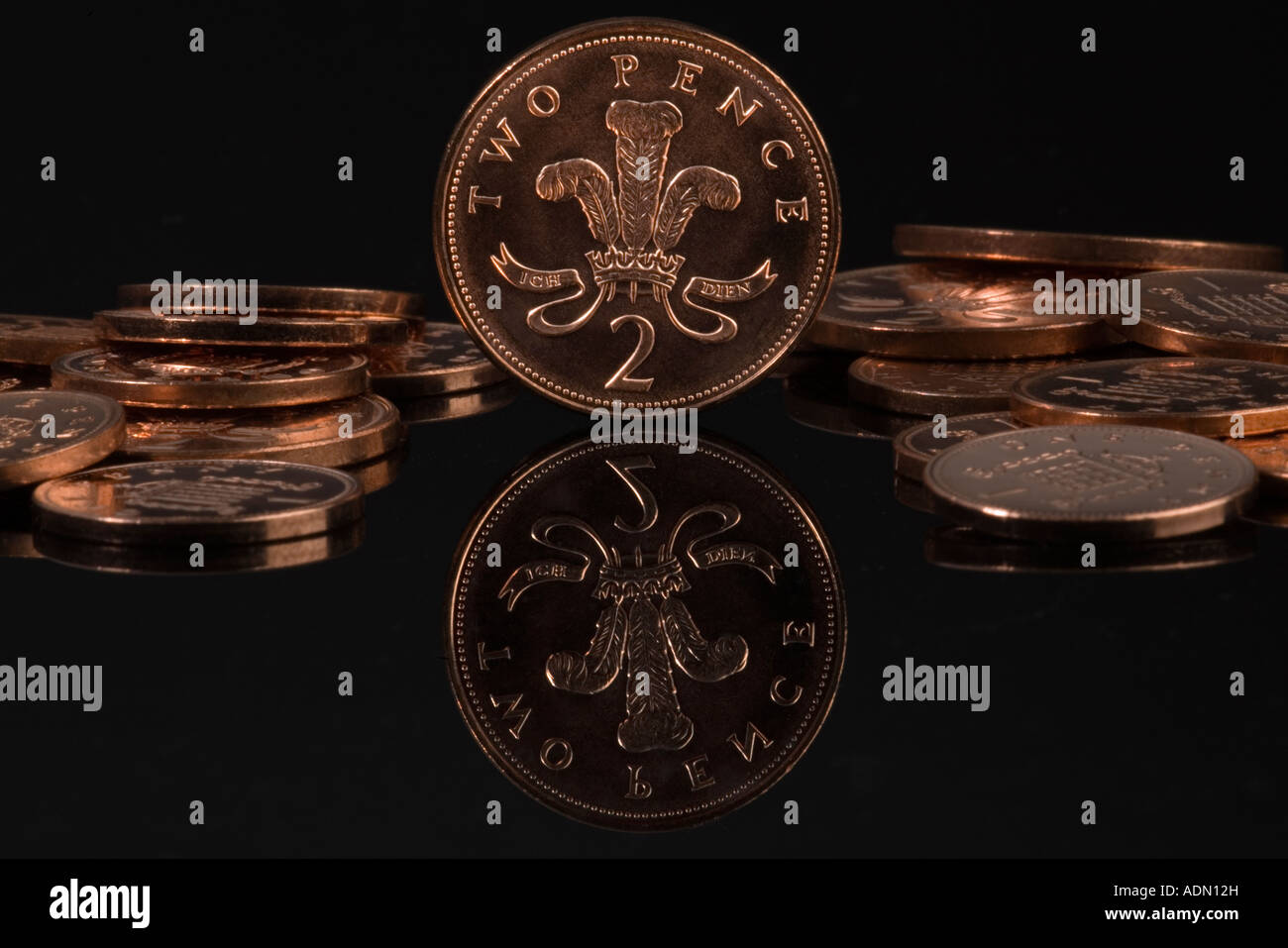 Ein zwei Pence Münze stehen mit anderen zwei und eins-Pence-Münzen Stockfoto