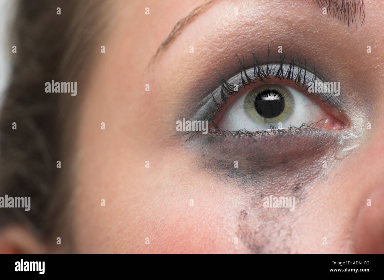 Junge Frau mit Augen-Make up Wange Träne im Augenwinkel liefen weinend hautnah Stockfoto