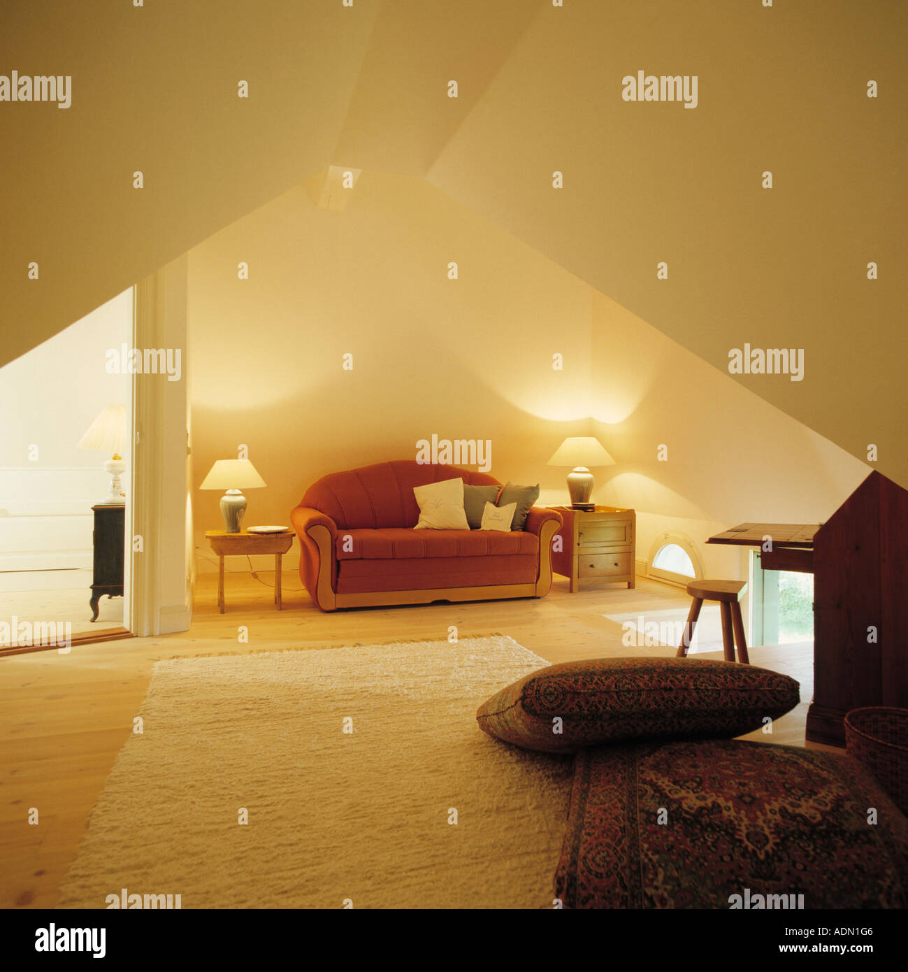 brennenden Lampen auf den Tischen auf beiden Seiten des Sofas in