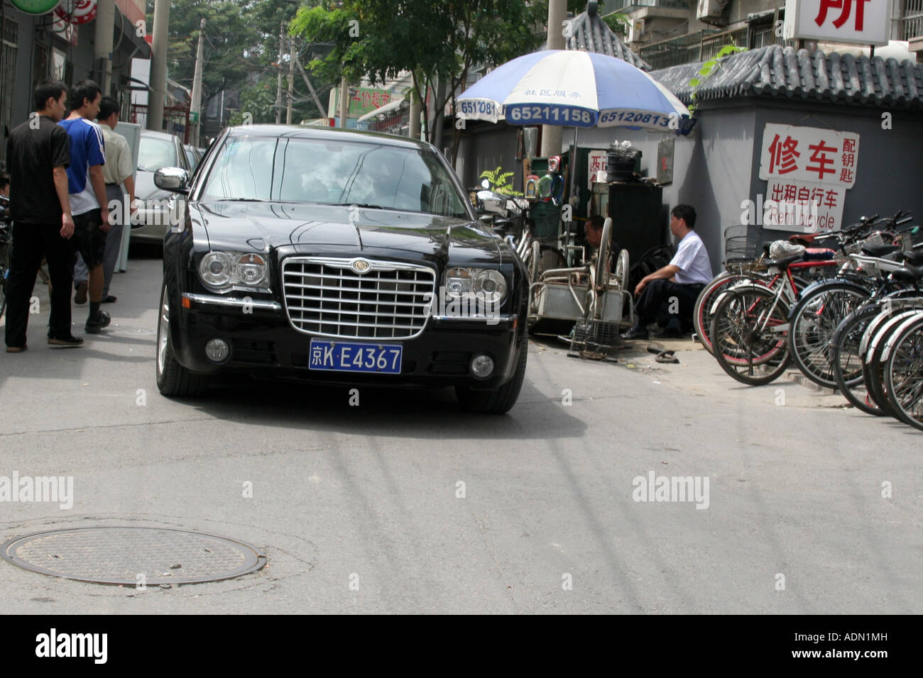 Luxus-Auto in der schmalen Straße von Peking Hutong August 2007 Stockfoto