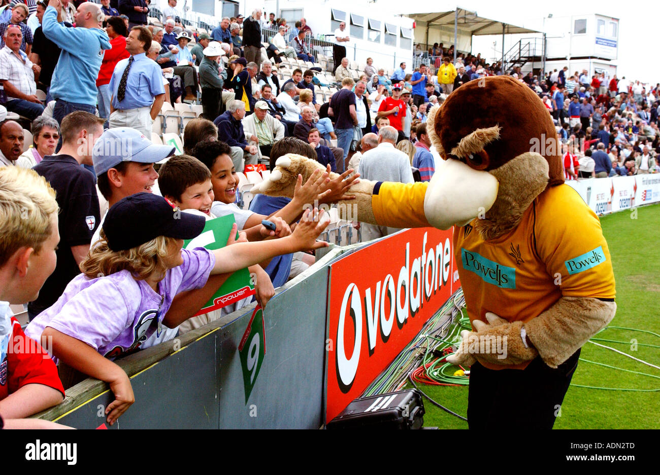 Das Hampshire Cricket Team Maskottchen Interaktion mit jungen Fans bei einem CricketMatch mit
