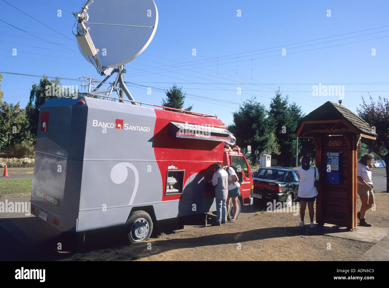 Ein gepanzertes Auto mit einem Geldautomaten für die öffentliche Nutzung in Chile Stockfoto