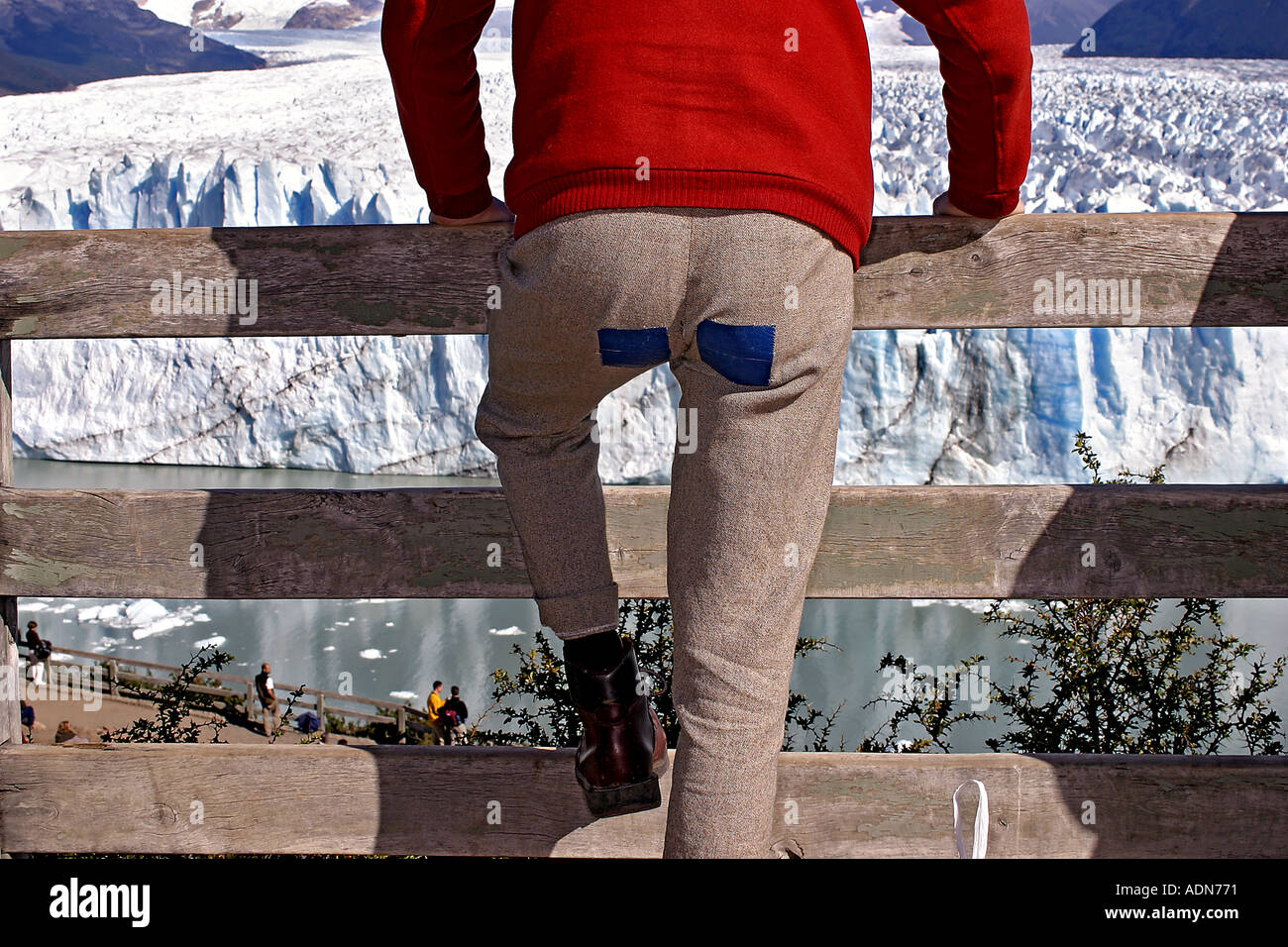 Moreno Gletscher Argentinien Patagonien alte Zeit Trekker mit Patch auf Tweed Hose und Stiefel Stockfoto