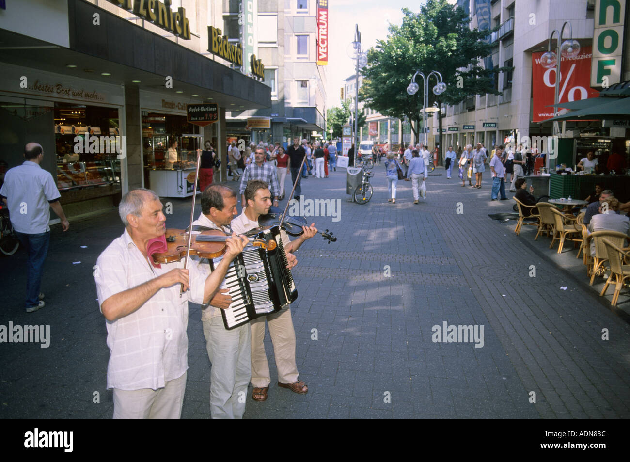 Musiker spielen auf einer Fußgängerzone in Köln Stockfoto
