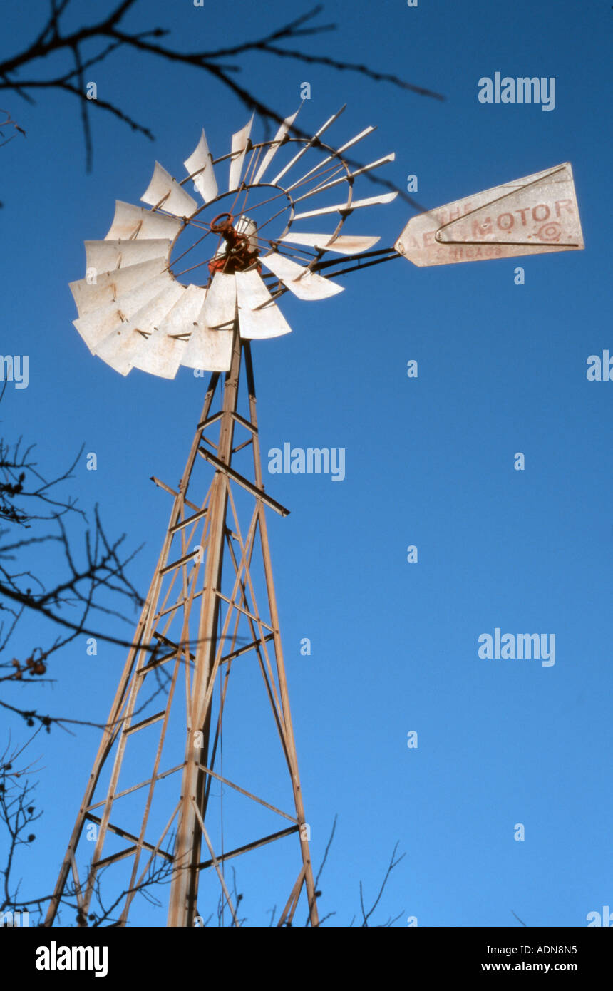 Windrad Wasserpumpe für landwirtschaftliche und Ranch Bewässerung gegen den  blauen Texas sky verwendet Stockfotografie - Alamy