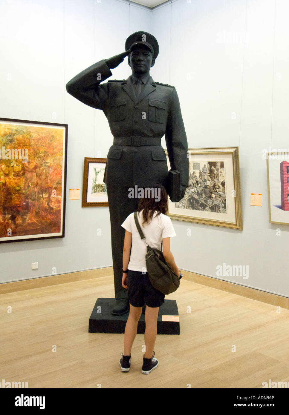 Besucher, die bei großen Skulptur des Soldaten mit Blick auf die National Art Museum of China 2007 Stockfoto