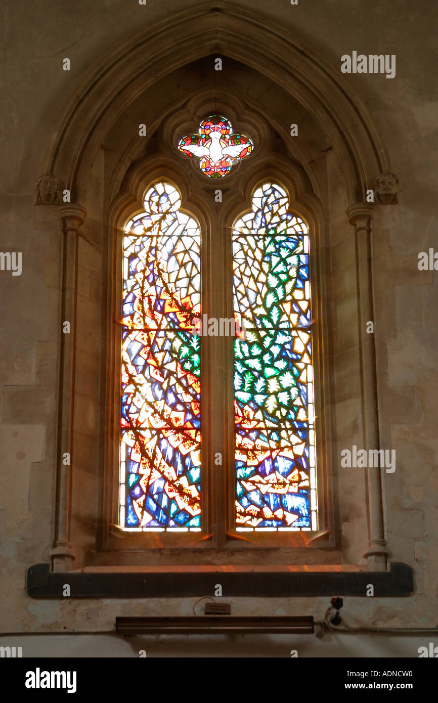 Glasfenster in der Pfarrkirche St. Mary und St-Blaise, Skelettteile, West Sussex, England Stockfoto